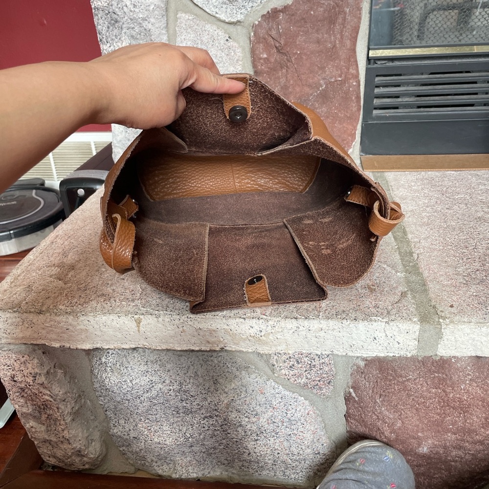 Elegant Brown Leather Tote Bag - Picture 6 of 12